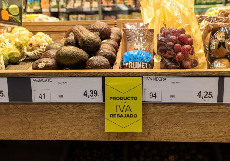 Un cartel informando sobre la rebaja del IVA en un supermercado