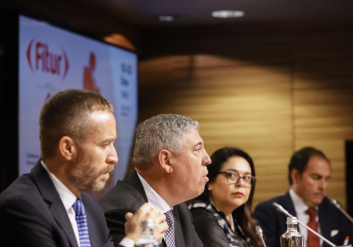 El director general de Turespaña, Miguel Sanz; el presidente de Ifema, José Vicente de los Mozos; la embajadora guatemalteca, Mónica Bolaños Pérez, y el presidente de Iberia y del Comité Organizador de Fitur , Javier Sánchez-Prieto, durante la presentación de Fitur 2023, este jueves en IFEMA, Madrid