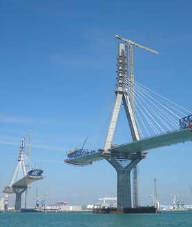 Imagen secundaria 2 - Se diseñó para las cimentaciones del puente de Cádiz un hormigón estructural muy novedoso, que se vertía bajo el agua, sin necesidad de vibración, y siendo capaz de conservar las características de mezcla homogénea sin verse afectado por la presencia del agua de mar 