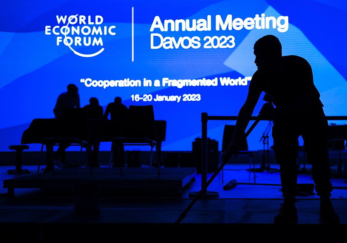 Operarios trabajando en la preparación del Foro de Davos