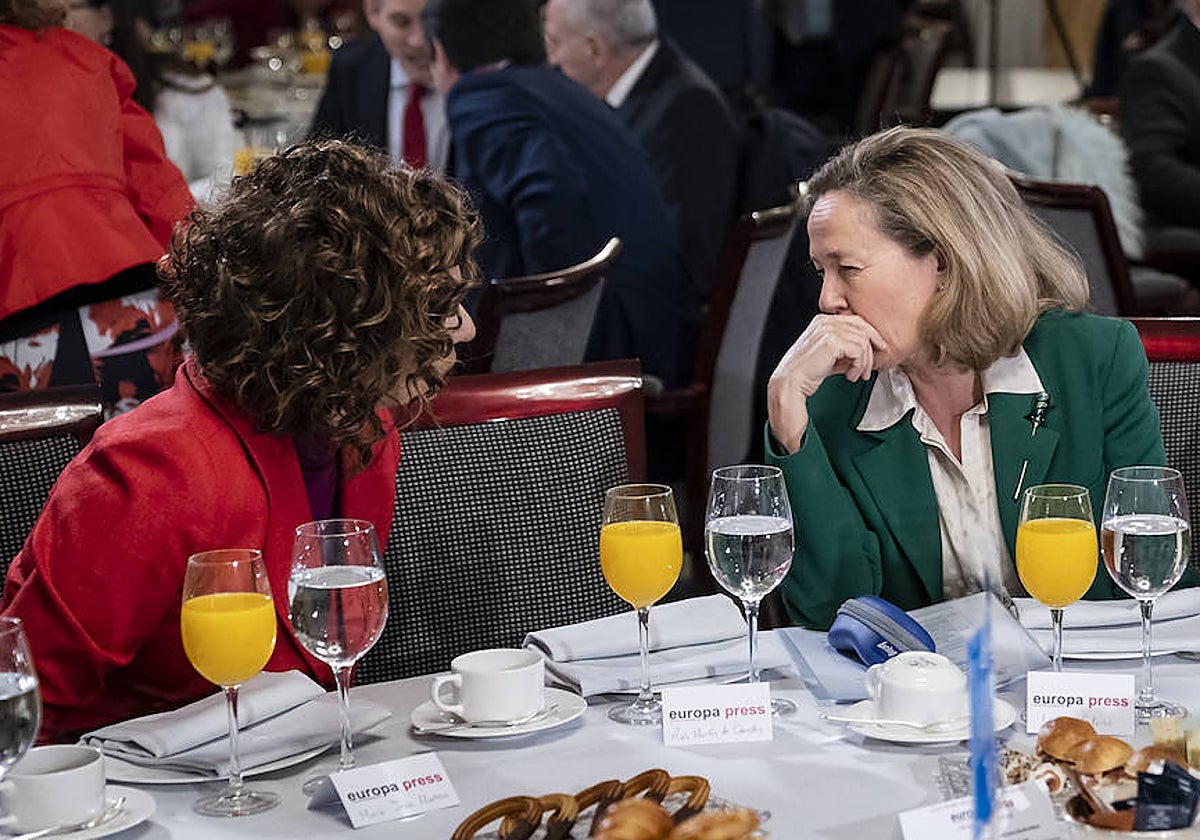 María Jesús Montero (izq.), ministra de Hacienda, y Nadia Calviño, vicepresidenta económica