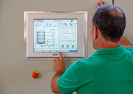 Imagen secundaria 1 - IIIIiImagen superior, proceso de producción de pastillas de bioestimulante de Atens. Sobre estas líneas, izquierda, proceso automatizado para la producción de Trichoderma en biorreactores de medio sólido de la misma empresa y, derecha, imagen microscópica de micorriza