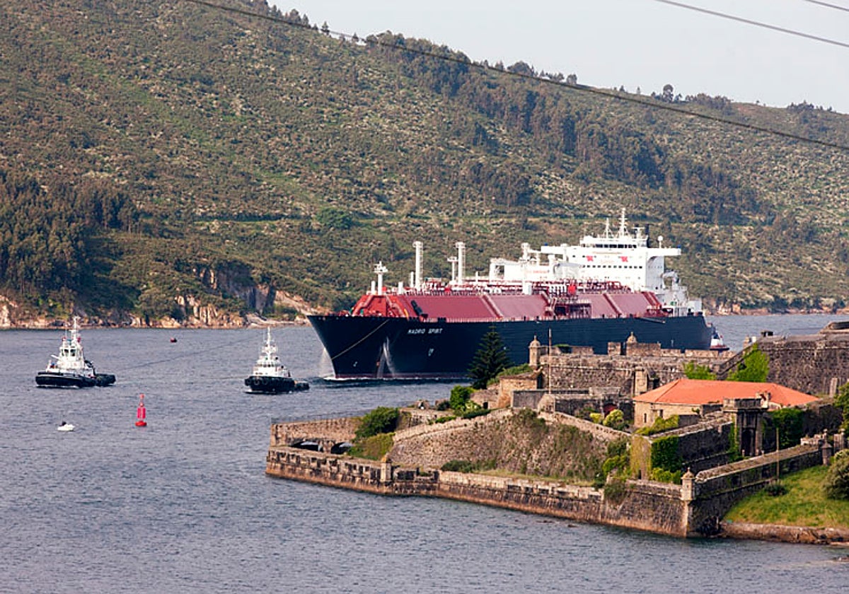 Un metanero entra en la regasificadora de Mugardos