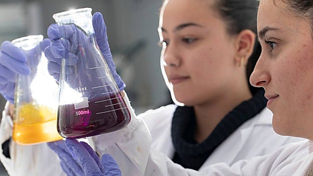 Personal del área de I+D de la empresa Plymag valida un producto