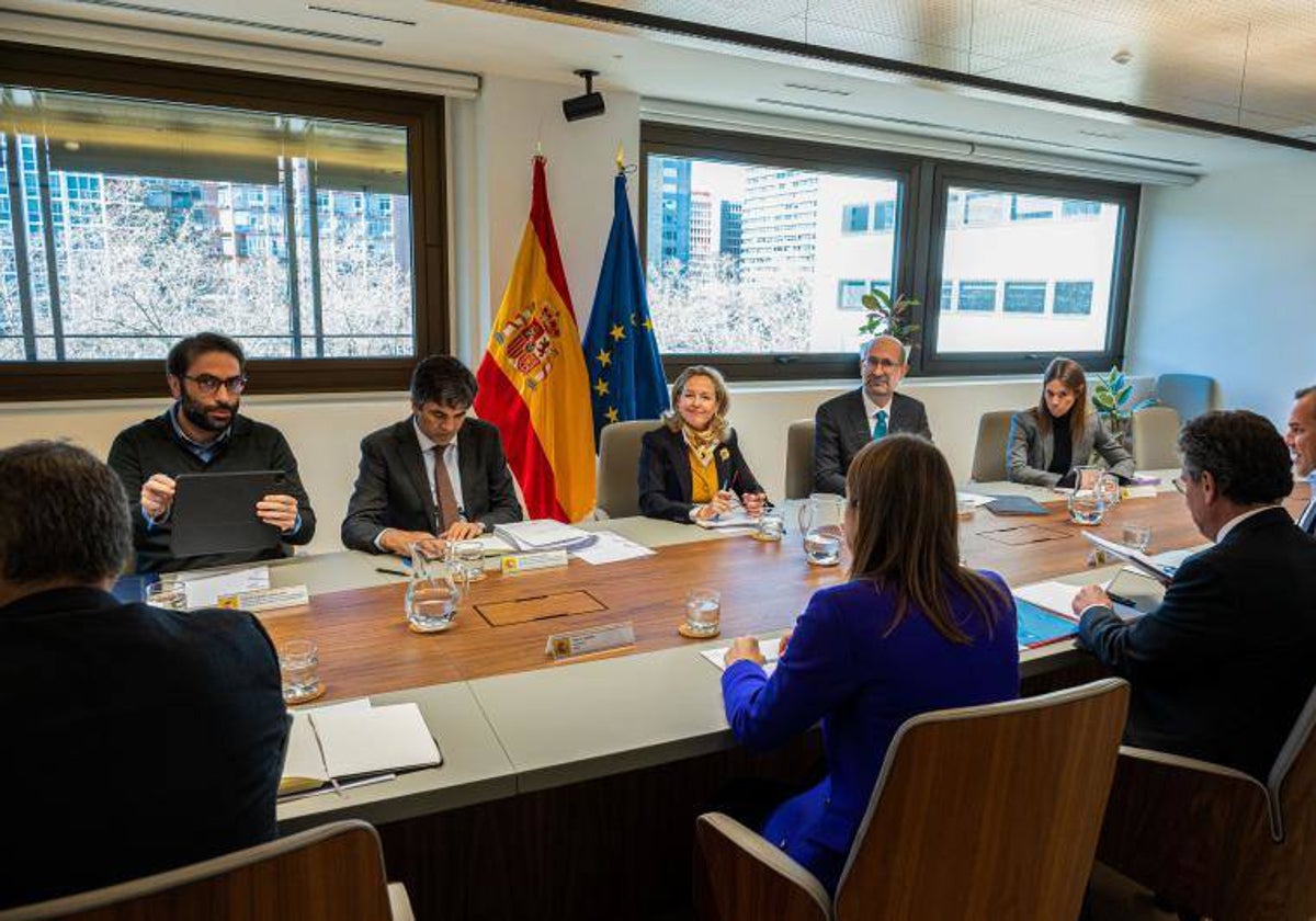 La vicepresidenta primera, Nadia Calviño, en una reunión con representantes del Frob y la Sareb