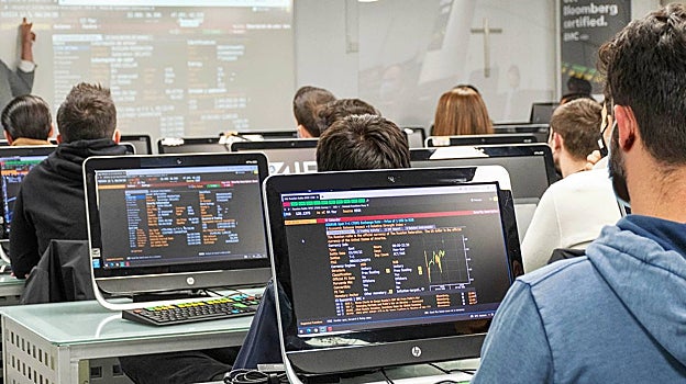 Alumnos en la Sala bloomberg de IEB