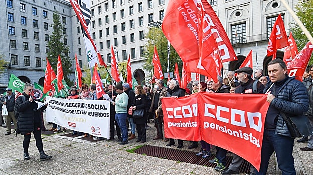 Un grupo de personas  en una protesta para denunciar la falta de personal y retraso en las prestaciones de la Seguridad Social ante la sede del Ministerio de Trabajo, el 18 de noviembre de 2022, en Madrid (España).