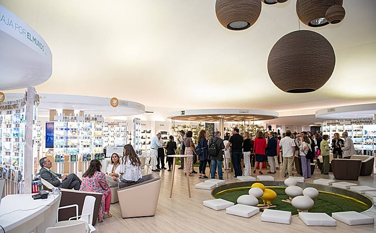 Imagen principal - Fotos superior, tienda en Madrid de la agencia de viajes Pangea, que cuenta con otros tres locales (en Barcelona, Valencia y Bilbao). Son espacios de 1.500 metros cuadrados, con cafetería-restaurante, tienda de maletas, un lugar para eventos y librería de viajes. Sobre estas líneas, izquierda, la tienda de Lonbali en Barcelona expone bolsos de esta firma, que en su web ofrece al consumidor la opción de personalizarlos con iniciales, un mensaje o con 'stickers'. Y a la derecha, uno de los productos de Uniquely, que cuenta con un amplio catálogo de principios activos (desde extracto de vid o de tomate a colágeno o ácido hialurónico) para hacer en laboratorio un cosmético adecuado a cada piel y momento