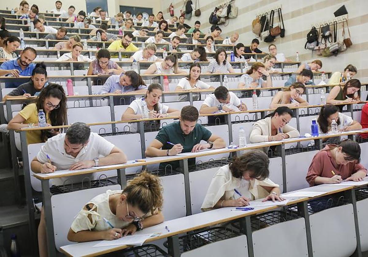 Opositores examinándose en Madrid