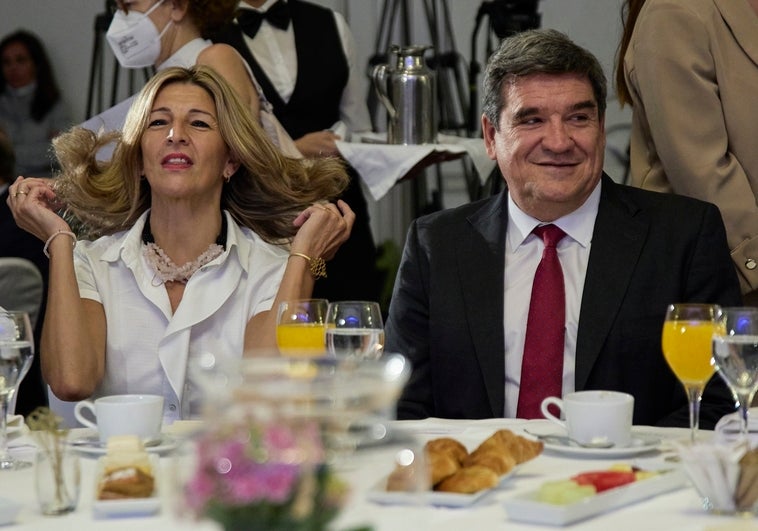 El Ministro de Inclusión, Seguridad Social y Migraciones, José Luis Escrivá, y la vicepresidenta segunda del Gobierno y ministra de Trabajo y Economía Social, Yolanda Díaz