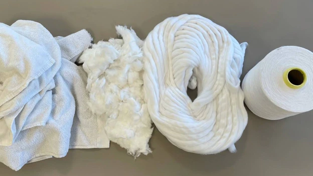 el proceso de reciclaje mecánico de Pages Valenti: una toalla se tritura para obtener la fibra, que luego se homogeneiza, y se consigue el hilo