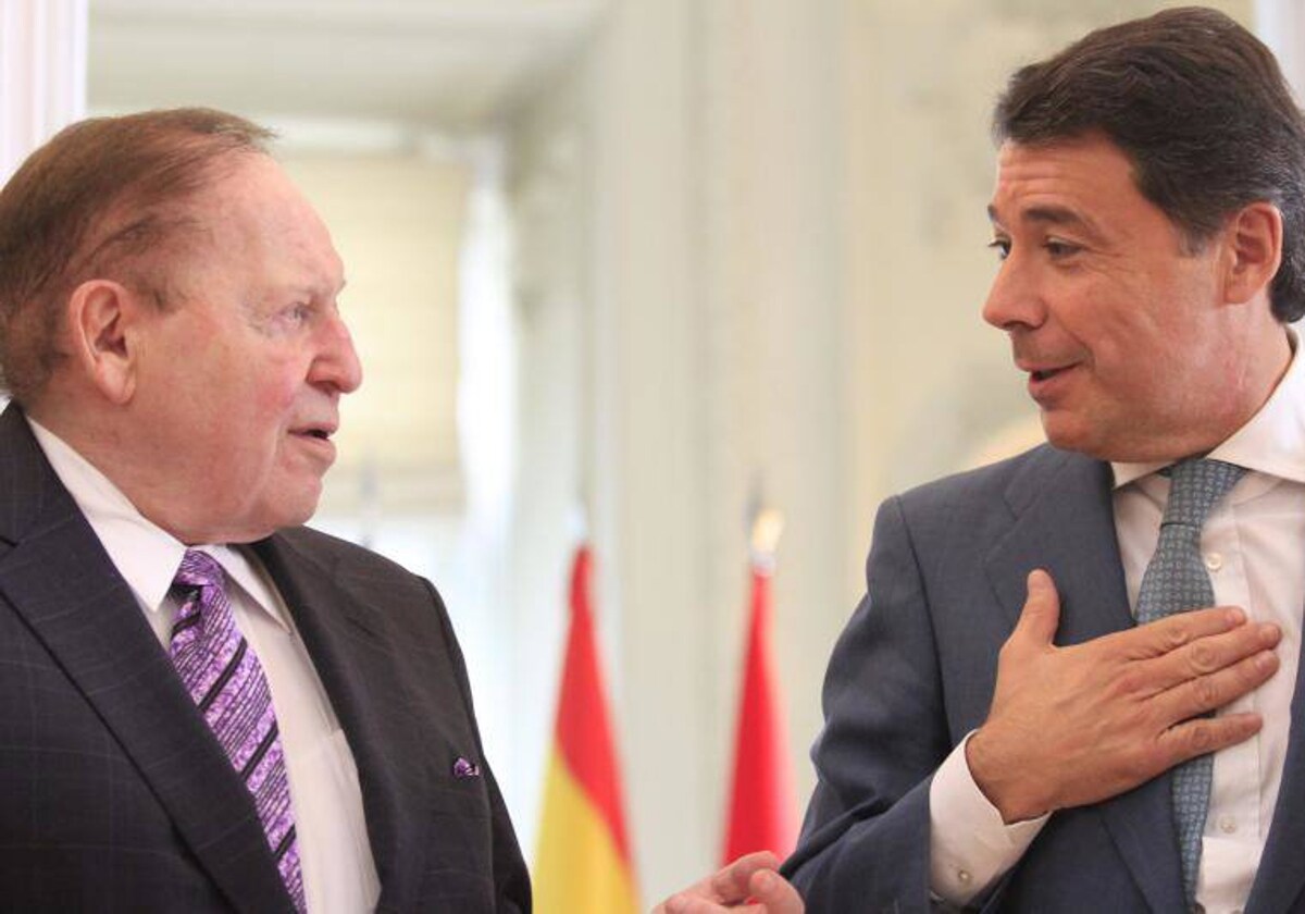 Imagen de archivo de Sheldon Adelson, ya fallecido, con el entonces presidente madrileño, Ignacio González