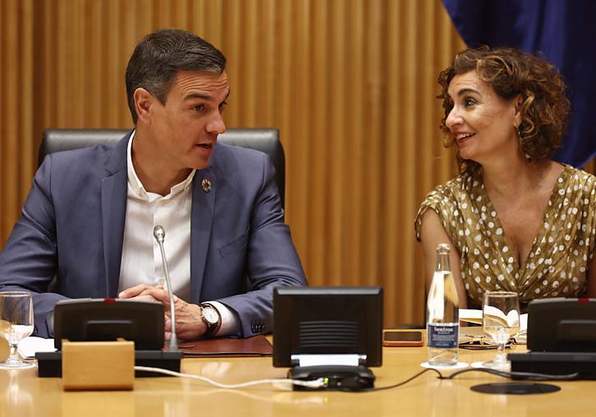 El presidente del Gobierno, Pedro Sánchez, y la ministra de Hacienda, María Jesús Montero