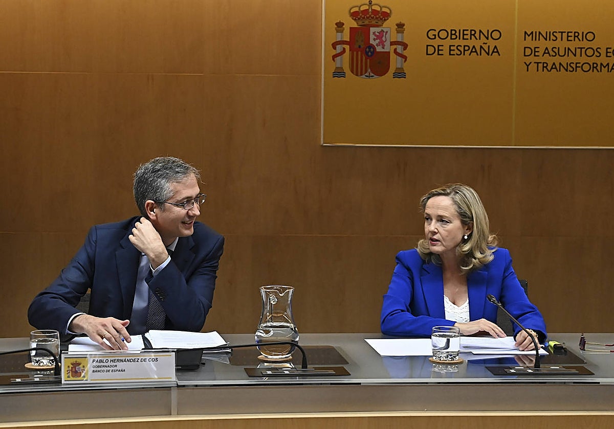 Pablo Hernández de Cos, gobernador del Banco de España, y Nadia Calviño, vicepresidenta primera