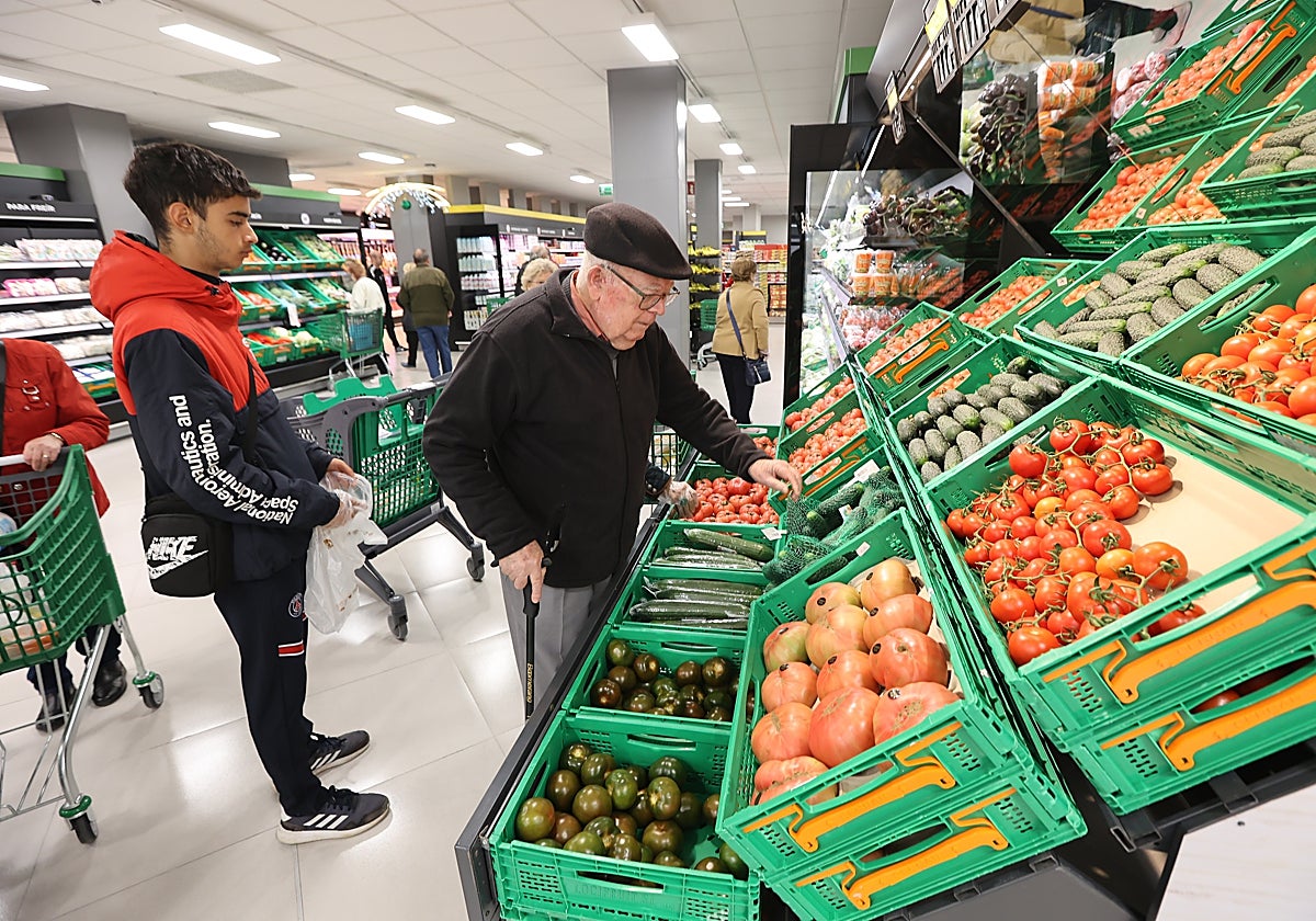 Varias personas haciendo la compra