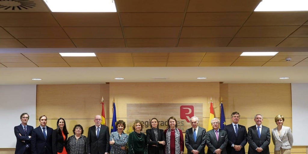 Carlos Zurita, Rosario Silva y María Paz García Rubio, medallas de honor del Colegio de Registradores 2023