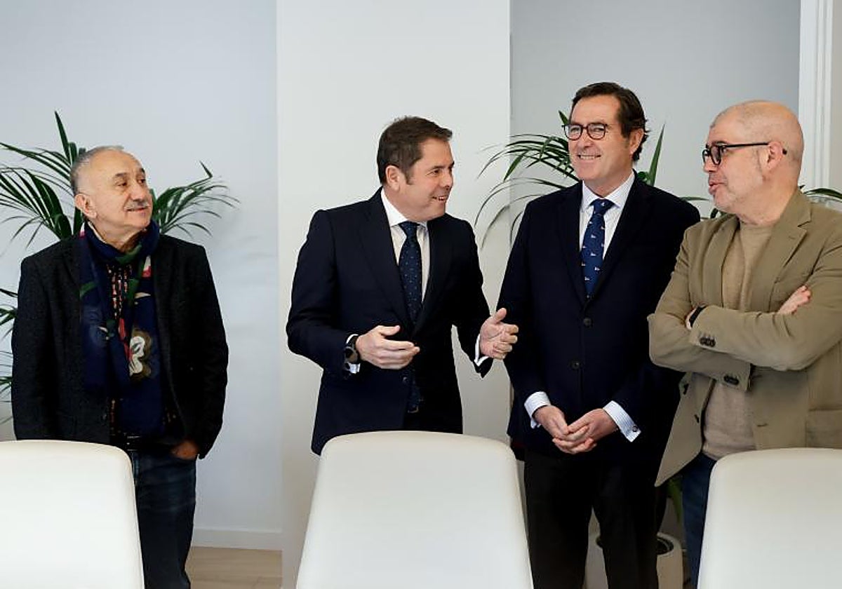 Antonio Garamendi (CEOE) y Gerardo Cueva (Cepyime), en el centro, con Pepe Álvarez (UGT) y Unai Sordo (CC.OO), en una reunión de la Mesa de Dialogo Social