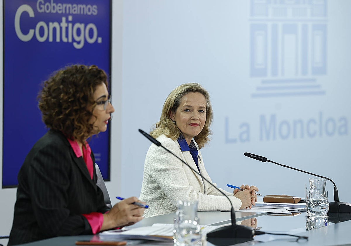 María Jesús Montero (izq.), ministra de Hacienda, y la vicepresidenta económica, Nadia Calviño