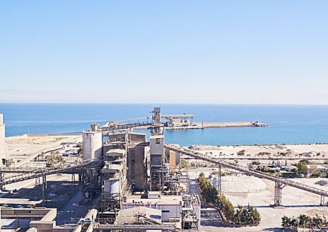 Imagen secundaria 1 - iIIiImagen superior: La fábrica de Heinken en Sevilla donde se instalará una planta termosolar. Sobre estas líneas: izquierda, factoria de cemento de Carboneras donde se construirá una planta de captura de CO2 y, derecha, fábrica de celulosa de ENDE en Navia que utiliza lignina y restos de biomasa como combustible