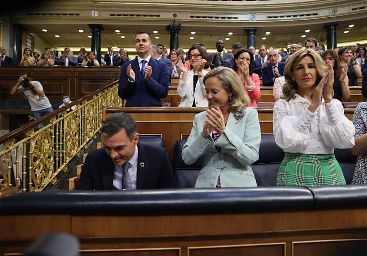 El Gobierno carga contra Ferrovial mientras la empresa recibe el respaldo inversor