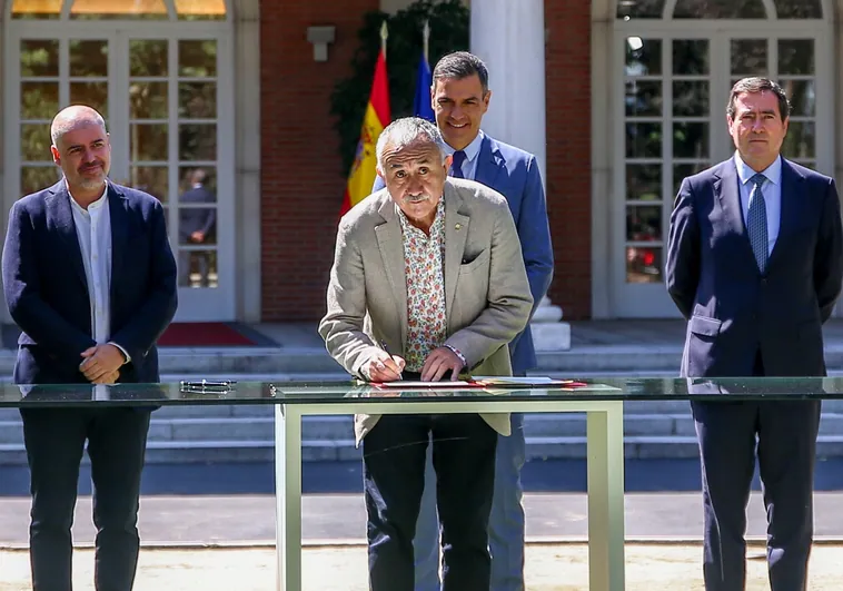 Unai Sordo (CC.OO.), Pepe lvarez (UGT), Antonio Garamendi (CEOE) and the head of government, Pedro Sánchez