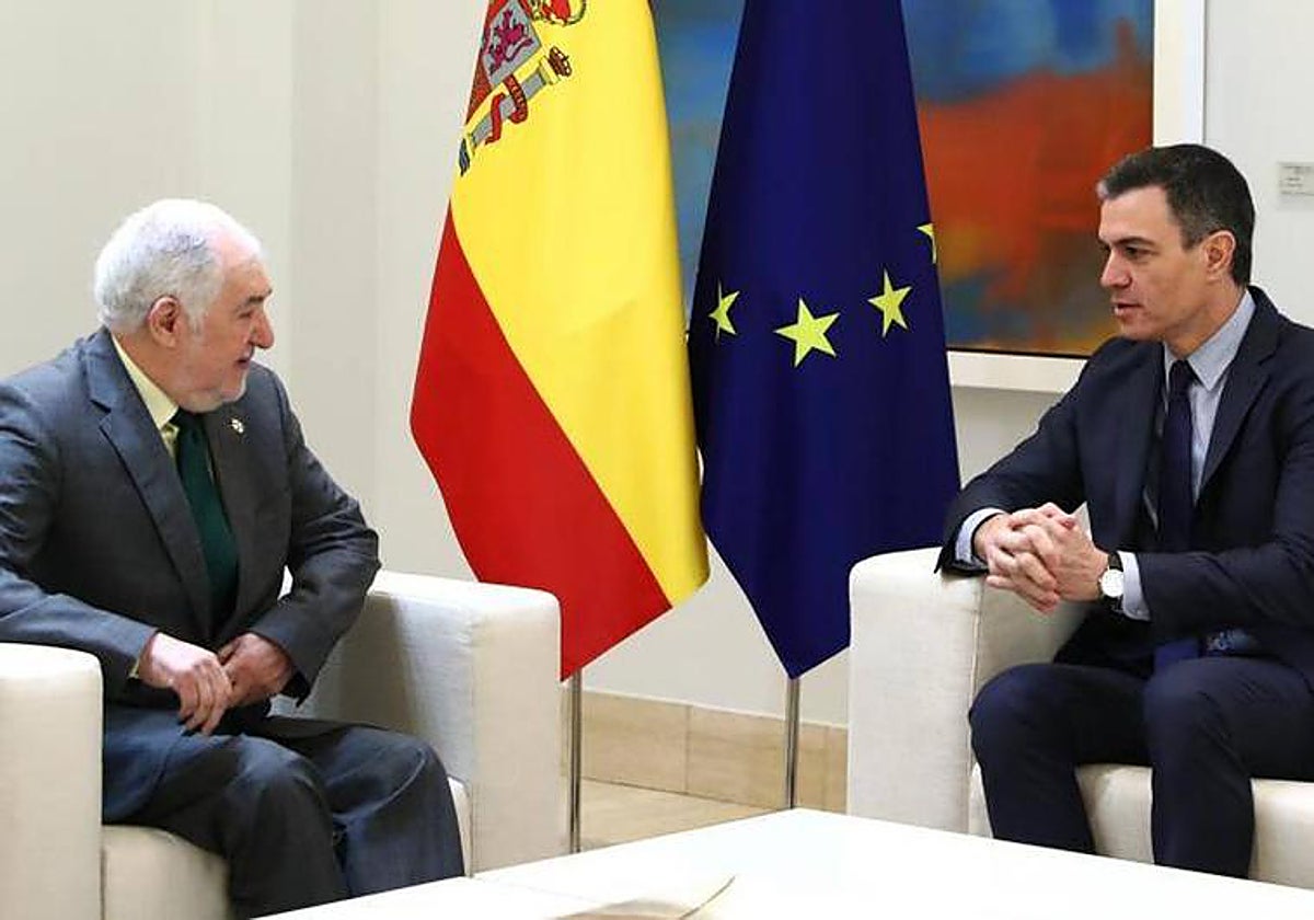 El presidente del Tribunal Constitucional, Cándido Conde-Pumpido, y presidente del Gobierno, Pedro Sánchez
