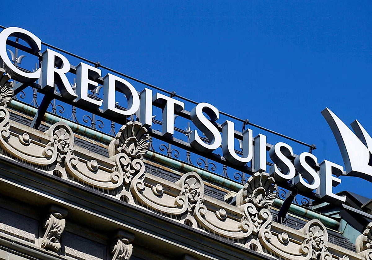 El logo de Credit Suisse en su sede central en Suiza