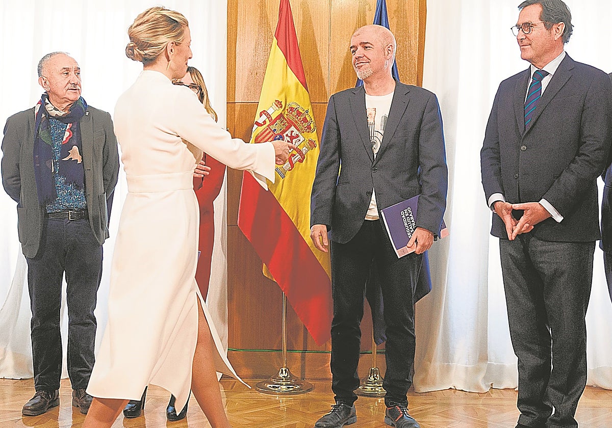 Pepe Álvarez (UGT), la vicepresidenta del Gobierno, Yolanda Díaz, Unai Sordo (CC.OO.) y Antonio Garamendi (CEOE)
