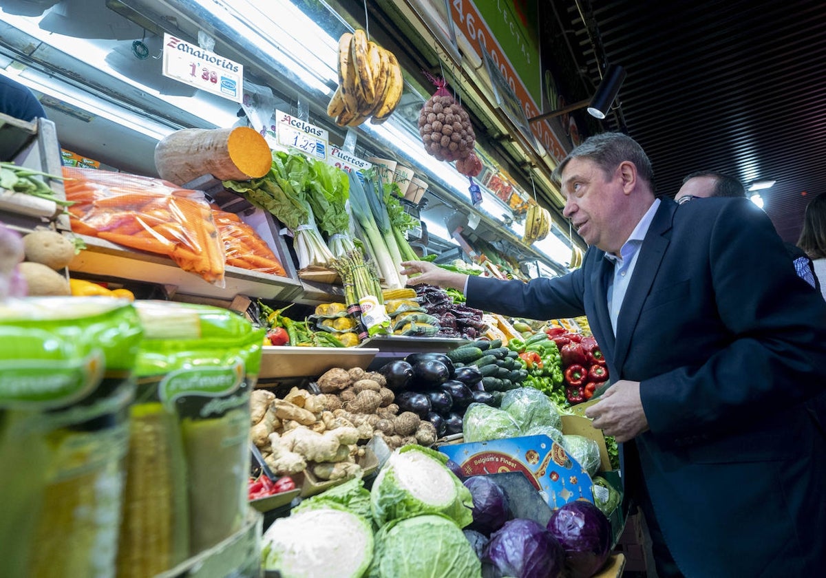 El ministro de Agricultura, Prensa y Alimentación, Luis Planas, durante la visita a un mercado