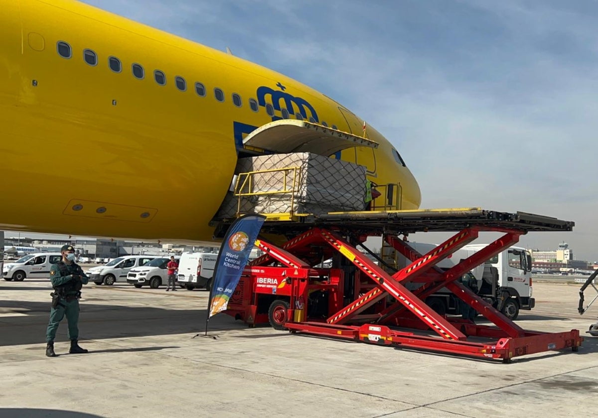 Uno de los aviones de transporte de mercancías de Correos cargando la bodega