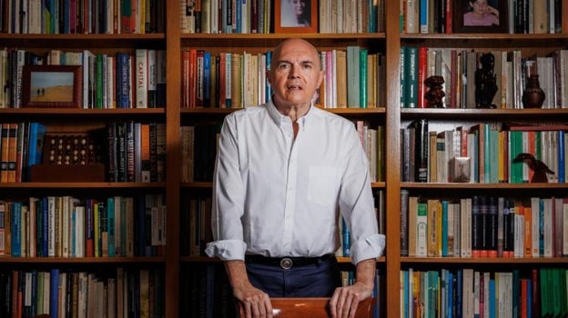 El economista Leandro Prados de la Escosura, rodeado de libros