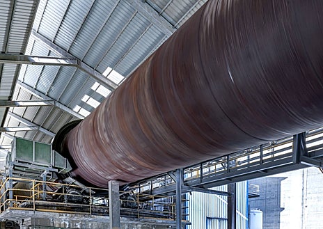 Imagen secundaria 1 - Fotos superior, sala de control de la fábrica de Toral de los Vados, en León, del Grupo Votorantim Cimentos. Debajo, izquierda, horno donde se calcina la piedra caliza para producir el clínker y, dierecha, molino donde se tritura este último para convertirlo en cemento