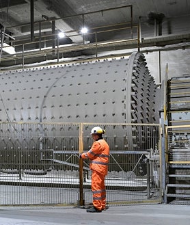 Imagen secundaria 2 - Fotos superior, sala de control de la fábrica de Toral de los Vados, en León, del Grupo Votorantim Cimentos. Debajo, izquierda, horno donde se calcina la piedra caliza para producir el clínker y, dierecha, molino donde se tritura este último para convertirlo en cemento