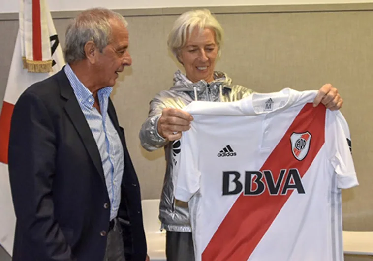 Lagarde recibió una camiseta del River en una de sus visitas a Buenos Aires