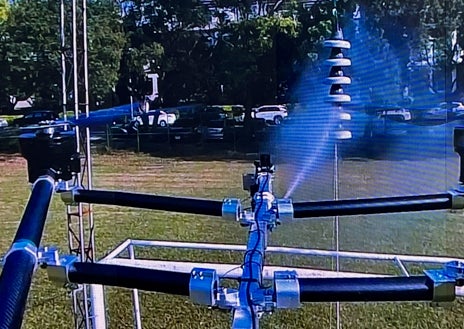 Imagen secundaria 1 - Foto principal y foto izquierda, dron para limpiar las infraestructuras de altura, como los postes de alta tensión, desarrollado por ITRI (Instituto para la Investigación Tecnológica e Industrial) y la empresa Macroblock; Foto derecha, con robots, inteligencia artificial, vehículos eléctricos y autónomos, drones y energías renovables, la Smart City Expo celebrada en Taipéi, capital de Taiwán, asoma a sus visitantes a las ciudades del futuro.