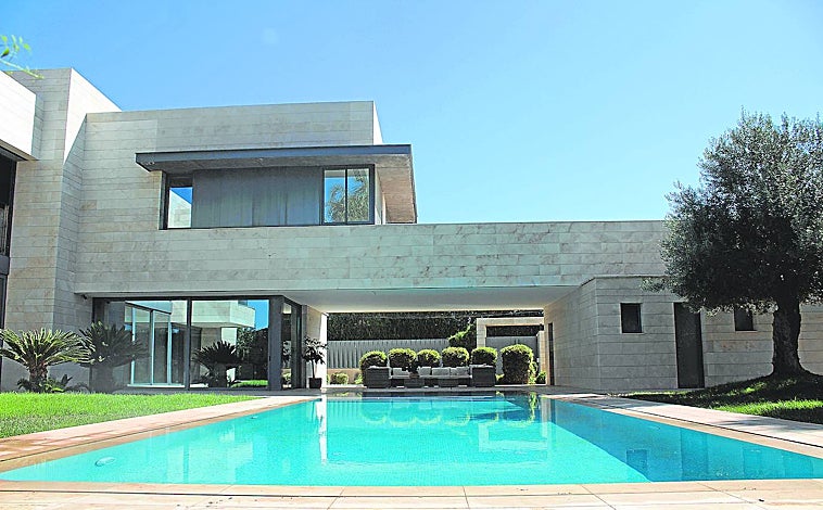 Imagen principal - Arriba, la vivienda del exfutbolista Arzu. Debajo, derecha e izquieda, imágenes de una promoción de viviendas industrializadas en Andalucía bajo criterios de neurodiseño. Ambos, proyectos del estudio de María Gil 