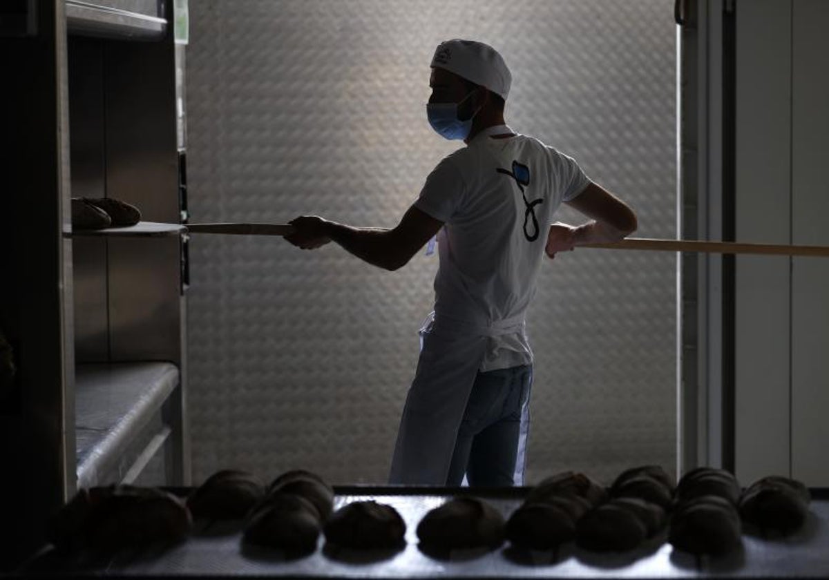 Una imagen del obrador de una panadería en La Coruña