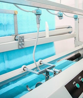 Imagen secundaria 2 - Foto superior: uno de los conjuntos deportivos de Fitplanet. Izquierda, fibra de hilo de Fitplanet obtenida de redes de pesca, y derecha, el mismo hilo convertido ya en tela