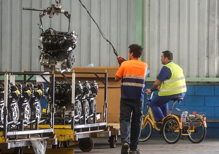 Two workers at the Ford plant in Musafes, Valencia