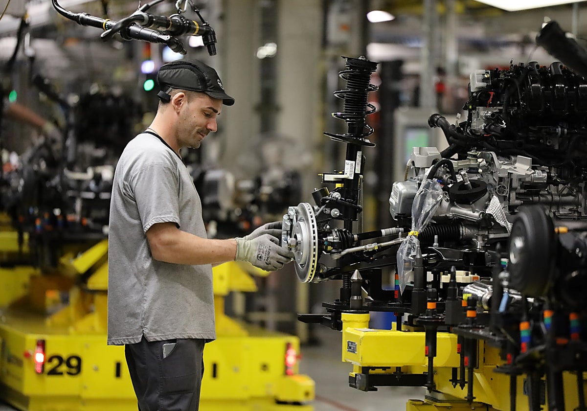 Trabajador de la factoría de Opel en Zaragoza