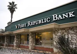 El banco americano First Republic se derrumba en Bolsa un 49% y aviva las turbulencias financieras