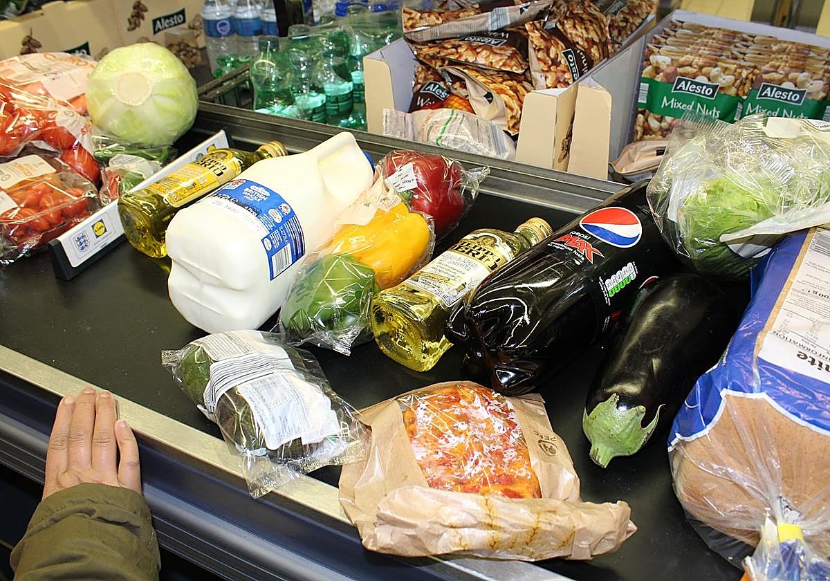 Alimentos y bebidas en caja de supermercado