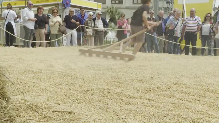 La feria Tastarròs 2023 llena la Plaza de Ayuntamiento de València