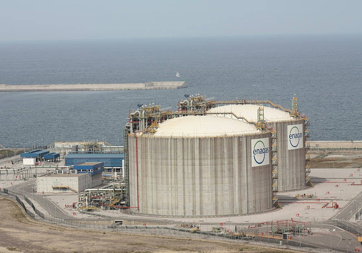 La regasificadora de El Musel, en Gijón, estará operativa en las próximas semanas