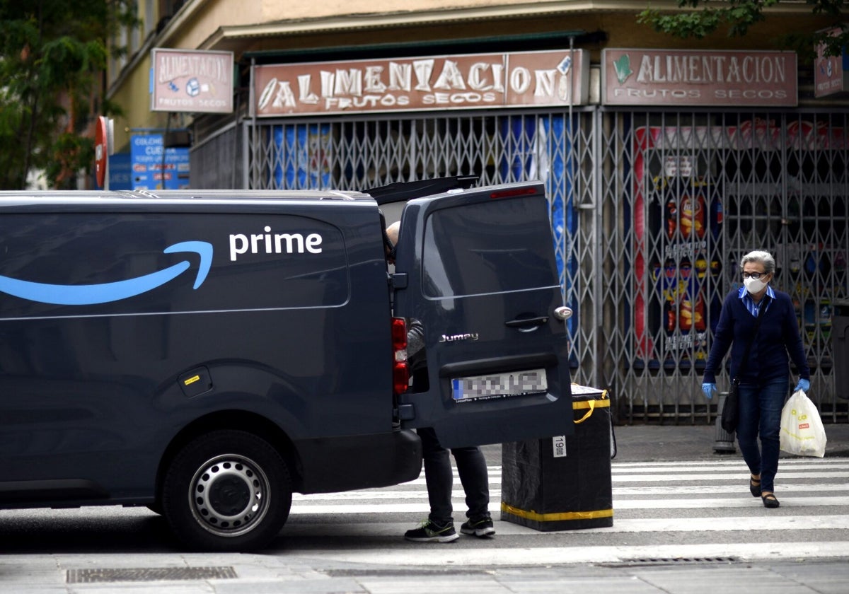Una furgoneta de reparto de Amazon en las calles de Barcelona
