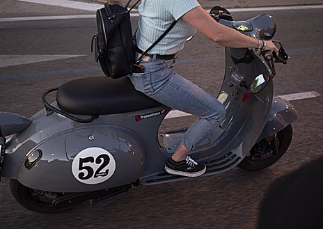 Imagen secundaria 1 - Foto superior: grupo Wolfast UniOvi ha desarrollado la primera moto eléctrica de competición de Asturias, la MS6, tras tres años de investigación. Sobre estas líneas: izquierda, Velca fue fundada por cinco jóvenes españoles para impulsar una movilidad en las ciudades 0,0 (cero emisiones, cero ruidos), y derecha, la propuesta de Silence acelera hacia la competitividad con un modelo de suscripción que permite comprar la moto pagando un alquiler por el uso de la batería