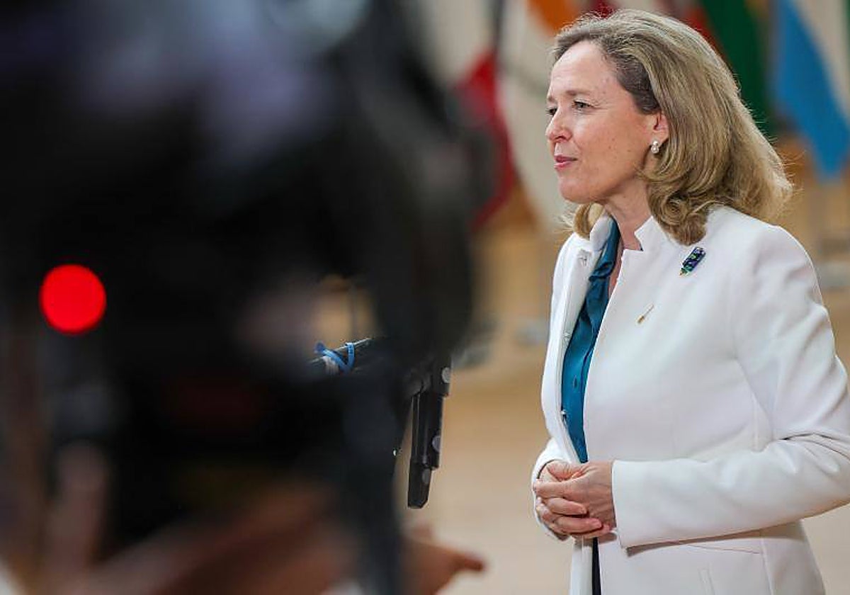 La vicepresidenta del Gobierno, Nadia Calviño, atiende a los medios en Bruselas