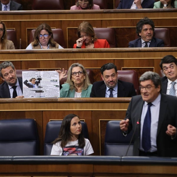 Escrivá pacifica a los funcionarios de la Seguridad Social pero incendia a los graduados sociales