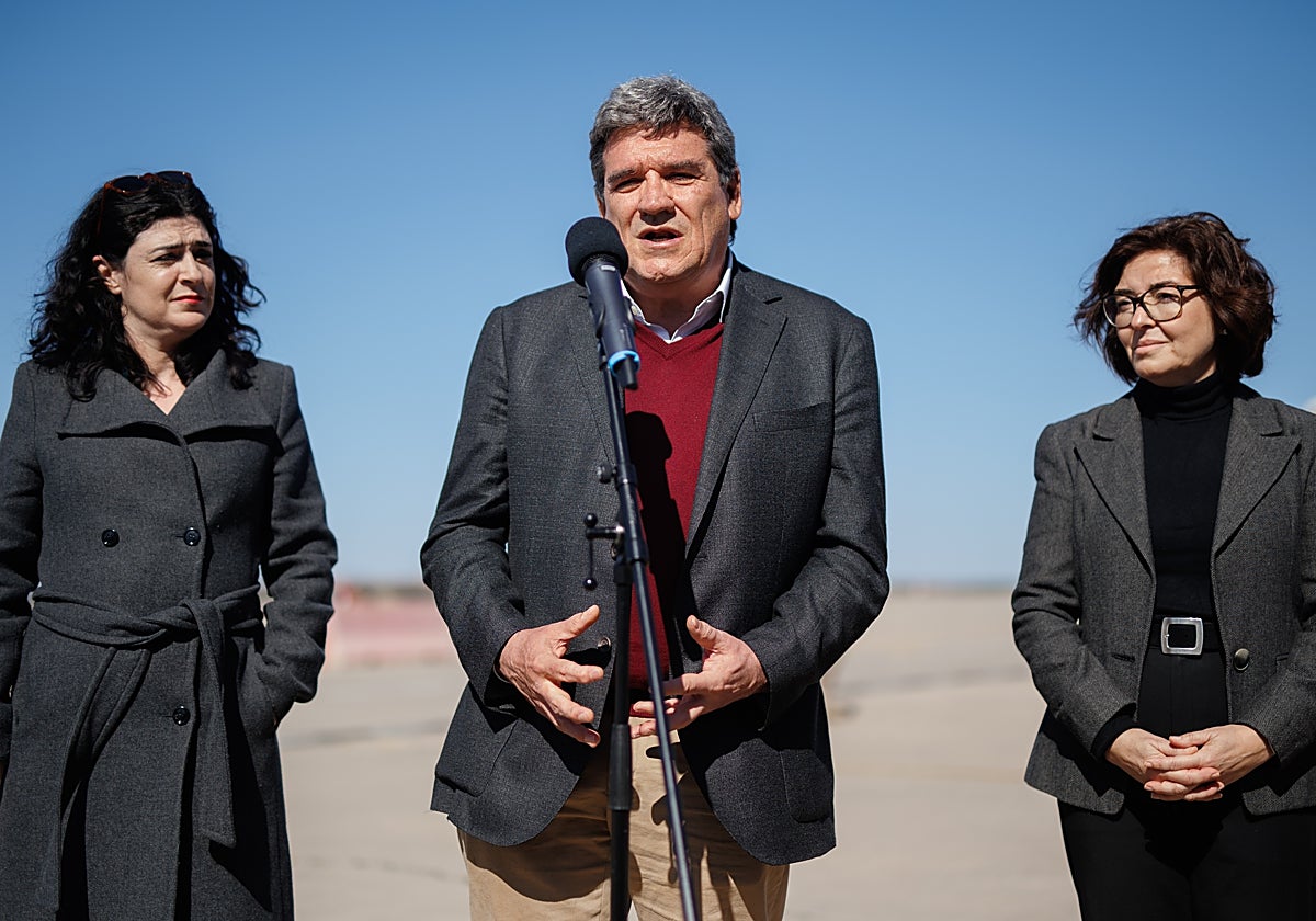 El ministro de Inclusión, Seguridad Social y Migraciones, José Luis Escrivá, y la secretaria de Estado de Migraciones, Isabel Castro (izquierda)