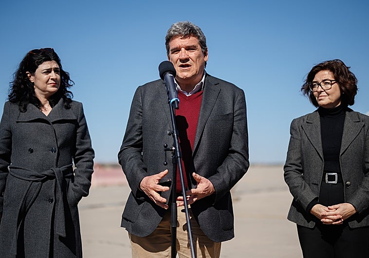 El ministro de Inclusión, Seguridad Social y Migraciones, José Luis Escrivá, y la secretaria de Estado de Migraciones, Isabel Castro (izquierda)